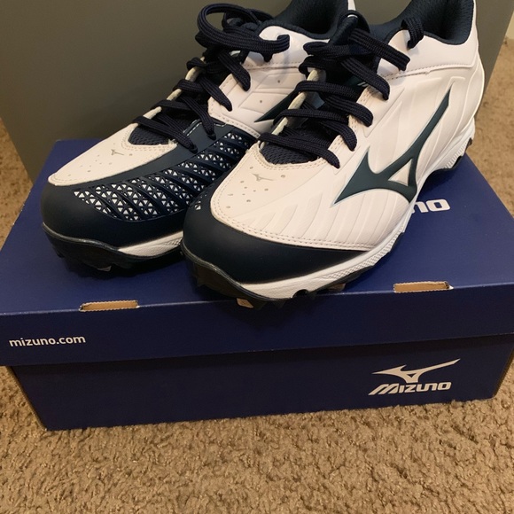 WHITE AND NAVY MIZUNO CLEATS(Never worn) (WOMENS) - Picture 4 of 6